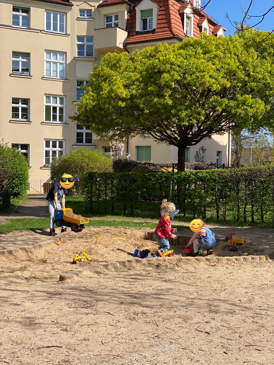 Ich hatte mir den Jungs und einer Freundin mit ihrer kleinen Maus in Raketes Alter einen SO SCHÖNEN TAG im großen Garten, mit Pommes essen, Eis schlecken, Obst picknicken, Parkeisenbahn fahren UND Spielplatz Besuch! 😍🥰❤️☀️