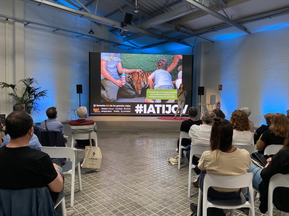 jgrandesviajes's tweet photo. Andrea Torres @travelleating de la mano de @faada nos da 10 consejos para practicar un turismo responsable con los animales en nuestros próximos viajes. 

Un #CompromisoIATI muy valorado en las #iatiJGV. https://t.co/yUnIXAu3uz