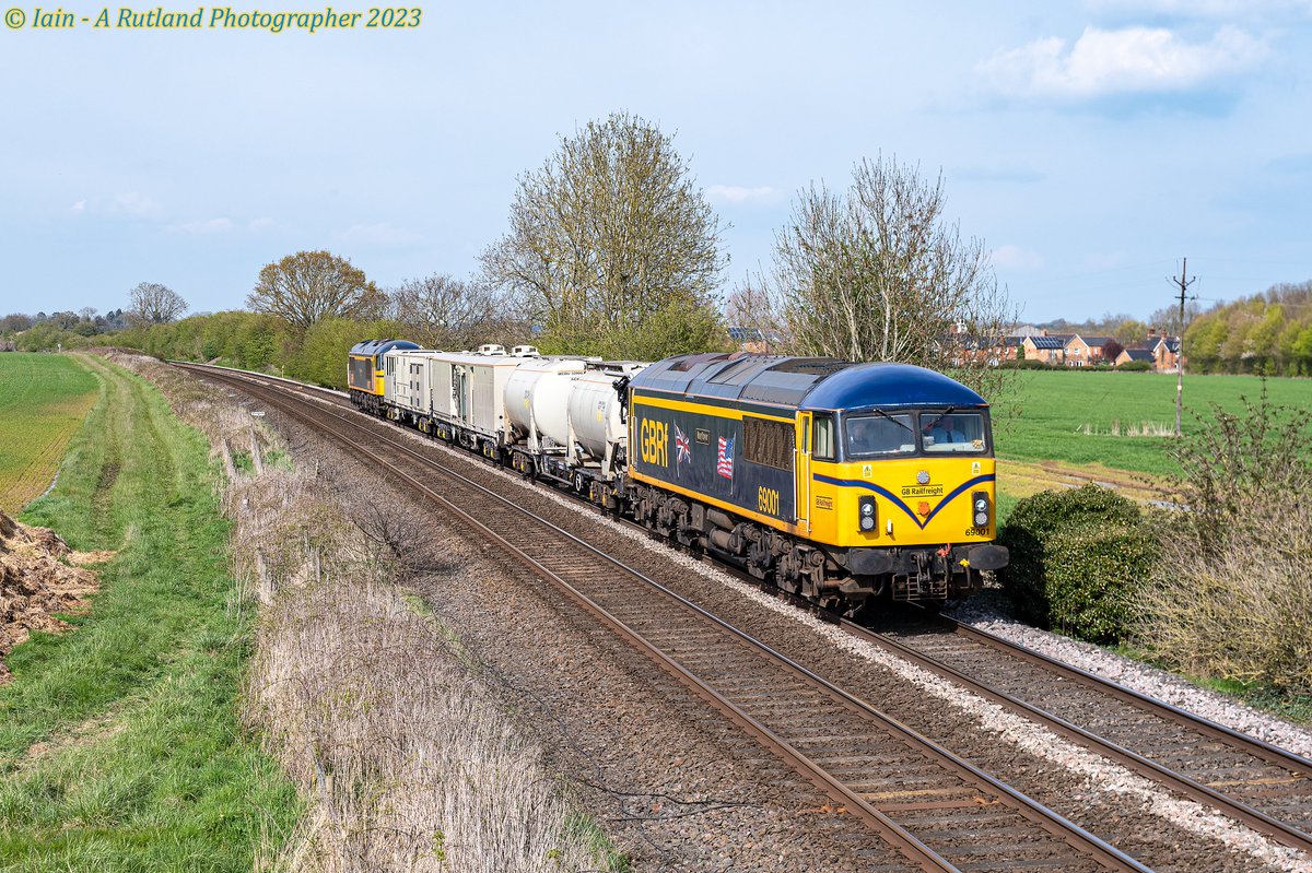 iainw_802's tweet photo. @GBRailfreight  @C56G2  The Bayer Weed Killer ... 69001 Mayflower tnt 69003 The Railway Observer working 3Q98 Kings Norton to Whitemoor at Langham Jn 22-04-2023 @railcamlive  #class69 #weedkiller #gbrf #progressrail https://t.co/i6nYZuzzqy