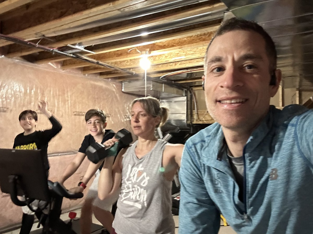 AllenDavidov's tweet photo. Home with my fav people. #FamilyWorkout https://t.co/icG4K2UNds