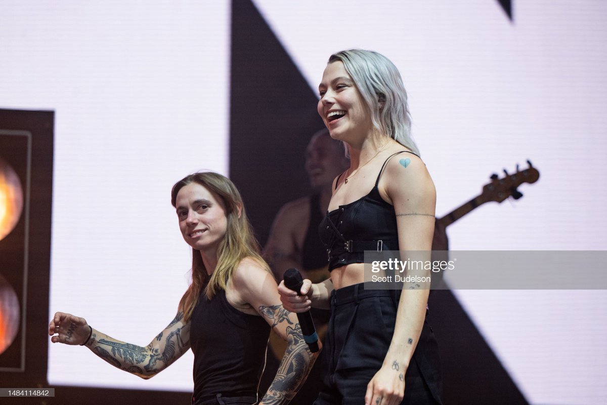 xboygeniusxhq's tweet photo. boygenius on stage with muna yesterday via getty images (thread) https://t.co/fDFP0daRdd