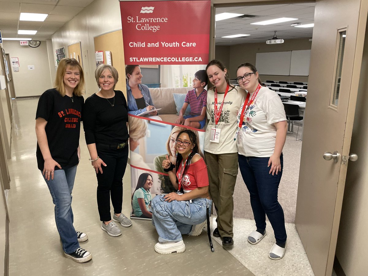 jamiebelec's tweet photo. The @whatsinsideslc Open House showcases the many programs offered to prospective students including some from the #CommunityServices portfolio. #PoliceFoundations #ChildYouthCare #BehaviouralScience #SocialServiceWorker #CommunityJusticeServices to name but a few! https://t.co/S2hWJDGdHK