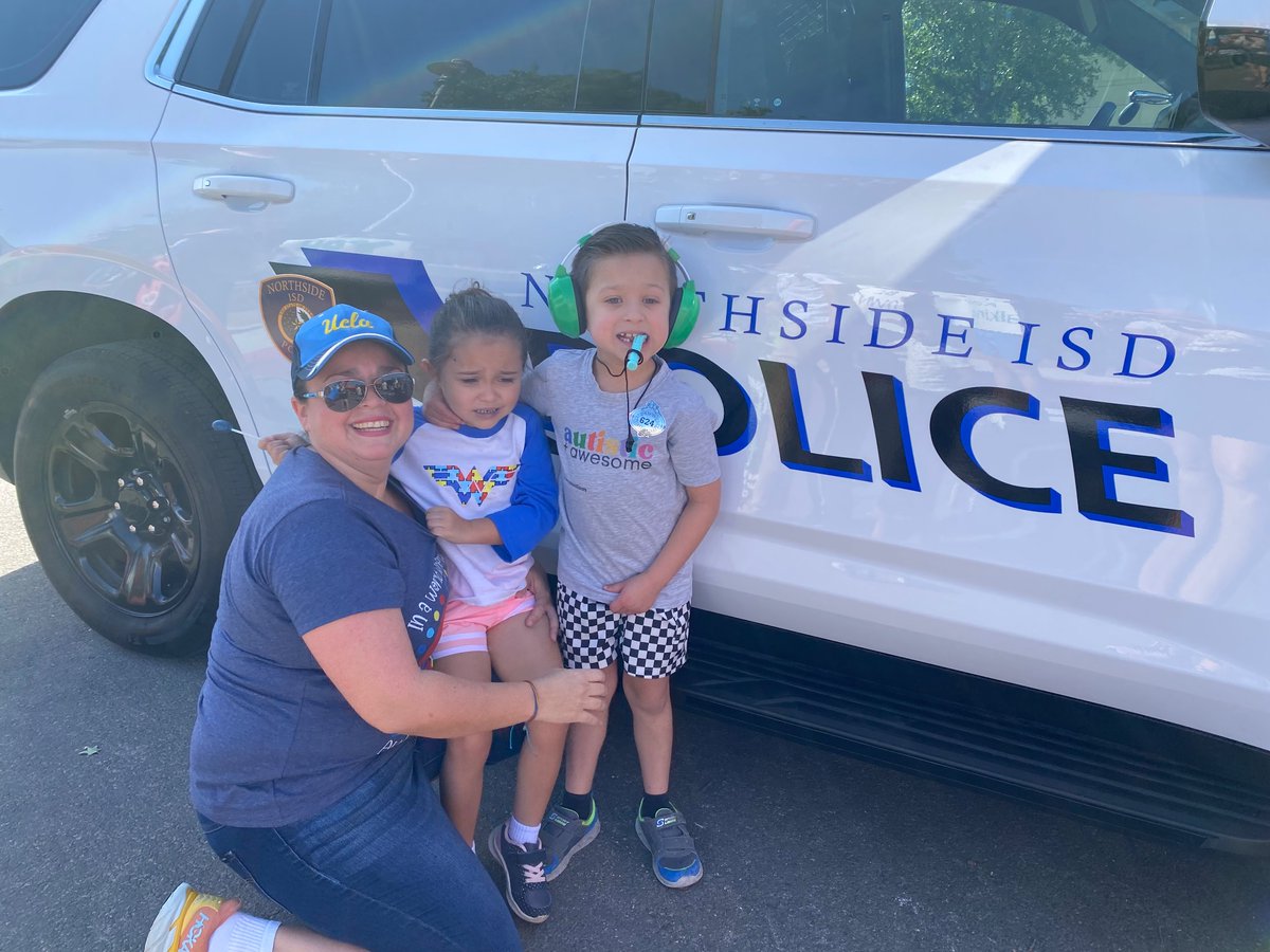 MrsLutz2015's tweet photo. Autism walk 2023! These kiddos are thankful for our Northside Police! 
@NISDHoffmann 
#AutismAcceptanceMonth #HoffmannHawks #celebratedifferences https://t.co/SuzZpFPyOq
