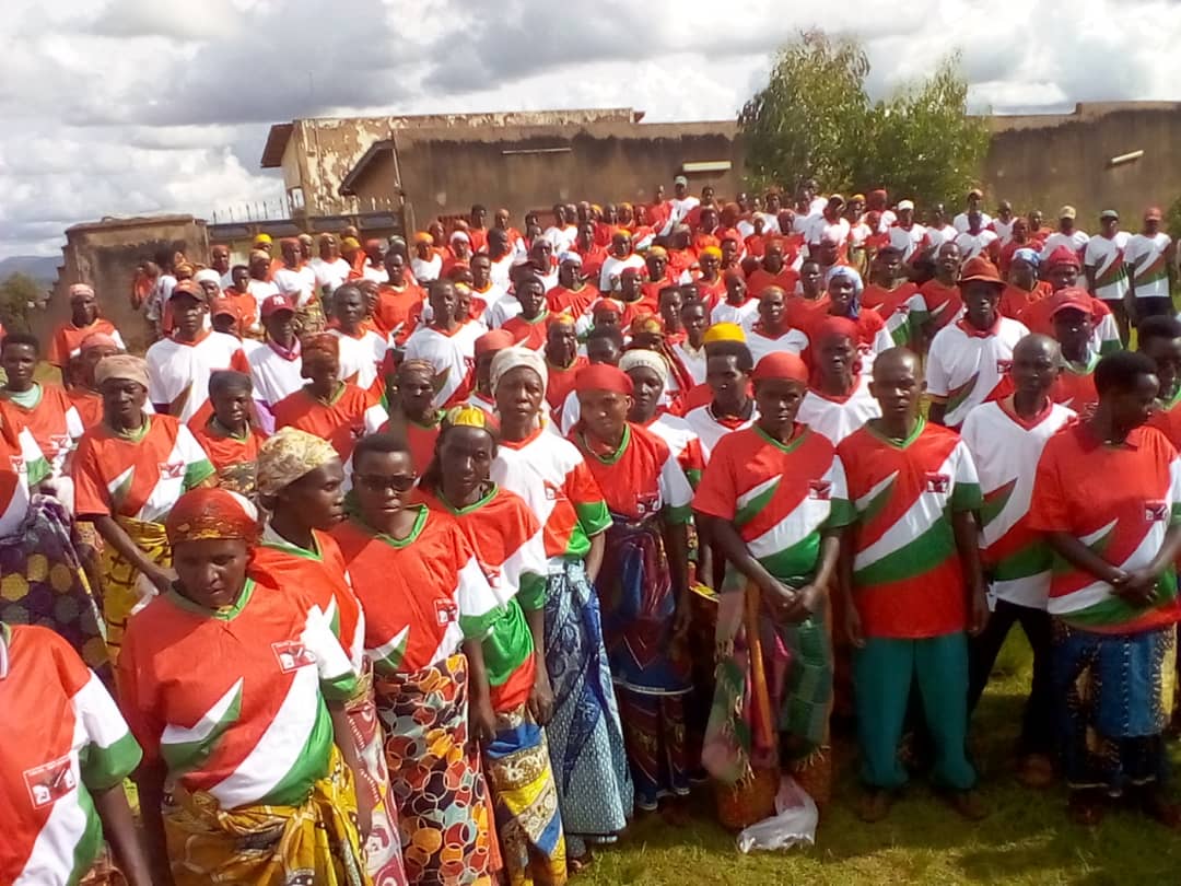 CnddFddMuramvya's tweet photo. 🦅#Burundi
🦅Abagumyabanga, abakenyererarugamba n'imbonerakure bo ku mitumba ya #KAYANGE, #RUBUMBA,#RENGA na #RUVUMU bo muri @CommuneKiganda baherutse mu nyigisho z'umugambwe @CnddFdd kuri uyu musi wa gatandatu igenekerezo rya 22/4/2023 bashikirijwe imyambaro y'umugambwe. https://t.co/IvJoqiLDbL