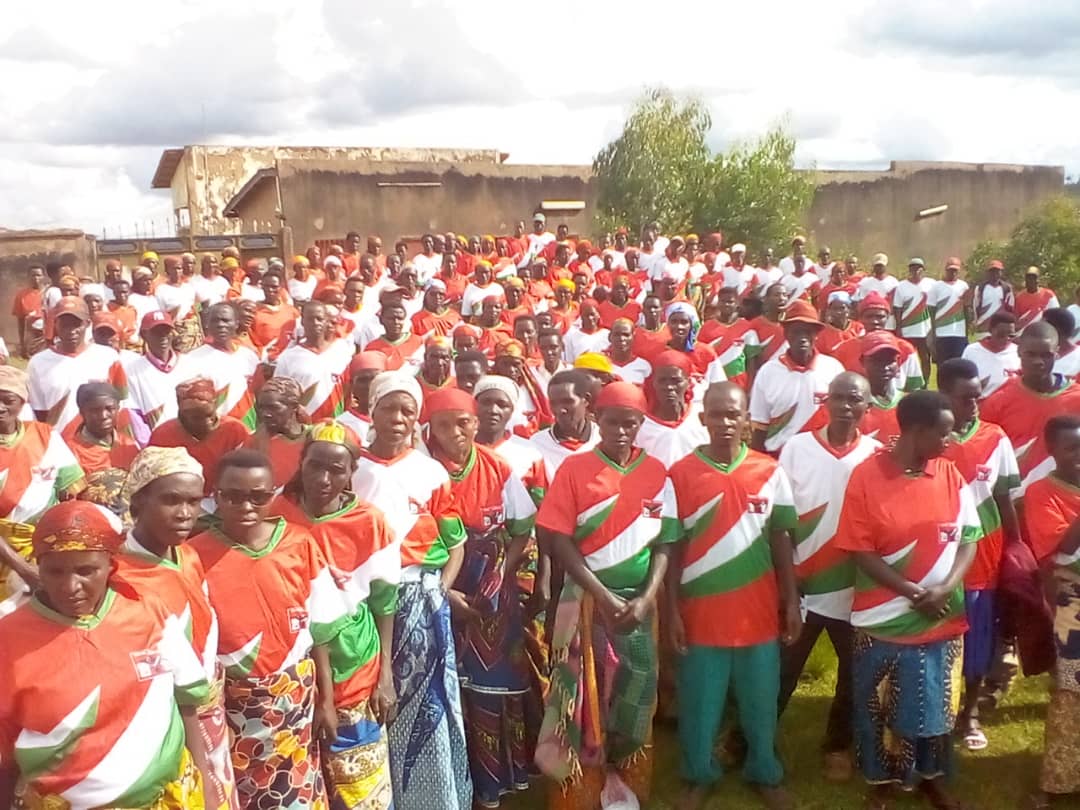 CnddFddMuramvya's tweet photo. 🦅#Burundi
🦅Abagumyabanga, abakenyererarugamba n'imbonerakure bo ku mitumba ya #KAYANGE, #RUBUMBA,#RENGA na #RUVUMU bo muri @CommuneKiganda baherutse mu nyigisho z'umugambwe @CnddFdd kuri uyu musi wa gatandatu igenekerezo rya 22/4/2023 bashikirijwe imyambaro y'umugambwe. https://t.co/IvJoqiLDbL