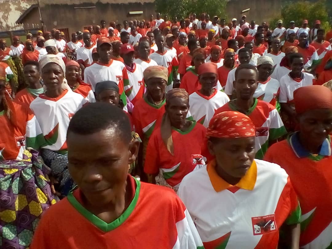 CnddFddMuramvya's tweet photo. 🦅#Burundi
🦅Abagumyabanga, abakenyererarugamba n'imbonerakure bo ku mitumba ya #KAYANGE, #RUBUMBA,#RENGA na #RUVUMU bo muri @CommuneKiganda baherutse mu nyigisho z'umugambwe @CnddFdd kuri uyu musi wa gatandatu igenekerezo rya 22/4/2023 bashikirijwe imyambaro y'umugambwe. https://t.co/IvJoqiLDbL