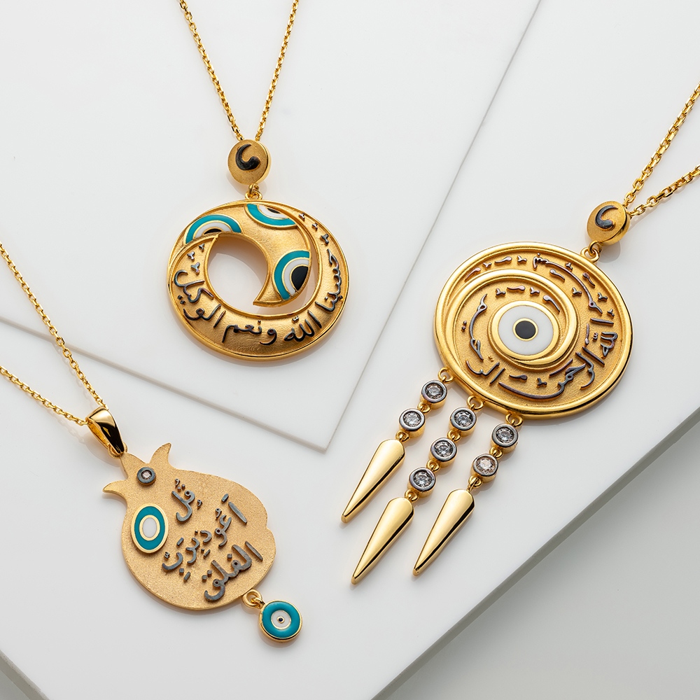Alromaizanuae's tweet photo. Embrace your faith with pride and elegance with this exquisite gold necklace featuring stunning Islamic calligraphy and Eastern design. It's a timeless piece of art that reflects your unique identity and faith
#goldjewelry #easterninspired #islamicart #AlRomaizan https://t.co/GmjEXL8m5U