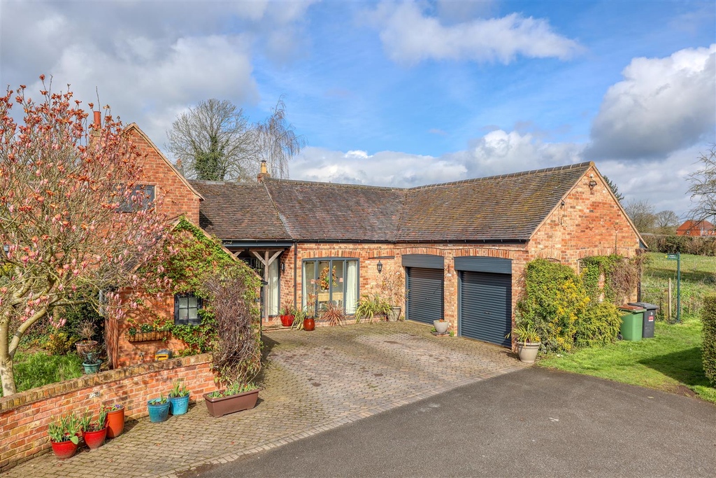 AlexandersLtd's tweet photo. 🥰Old End, Appleby Magna
Guide Price £995,000
6 Bedroom Detached House
Book a viewing: 01530 413 126
Virtual Tou:r https://t.co/YVl0VoEUyp

#teamalexanders #loughborough #ashby-de-la-zouch #shepshed #meltonmowbray #marketbosworth #propertyforsale #forsale #house #eastmidlands https://t.co/ipQcTgXfcf