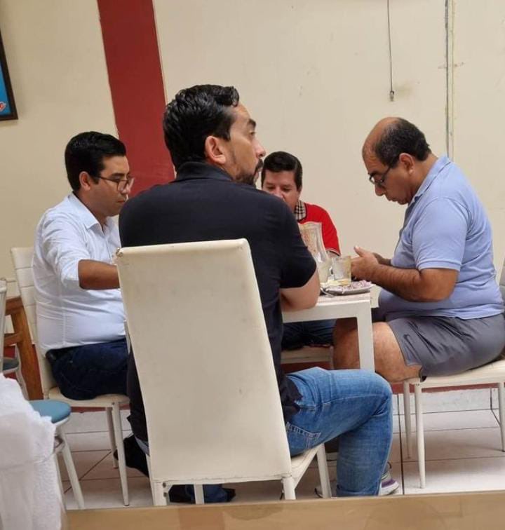 jmhidalgo's tweet photo. 👨🏽‍🎓 Adivinen quién juramentó ayer como rector de la Universidad Nacional de Piura… sí, Santos Montaño. Y adivinen quién está ahorita en Piura desayunando con profesores de esa Univ… el jefe de Sunedu, Manuel Castillo. 😳 https://t.co/1GWIADmIM5