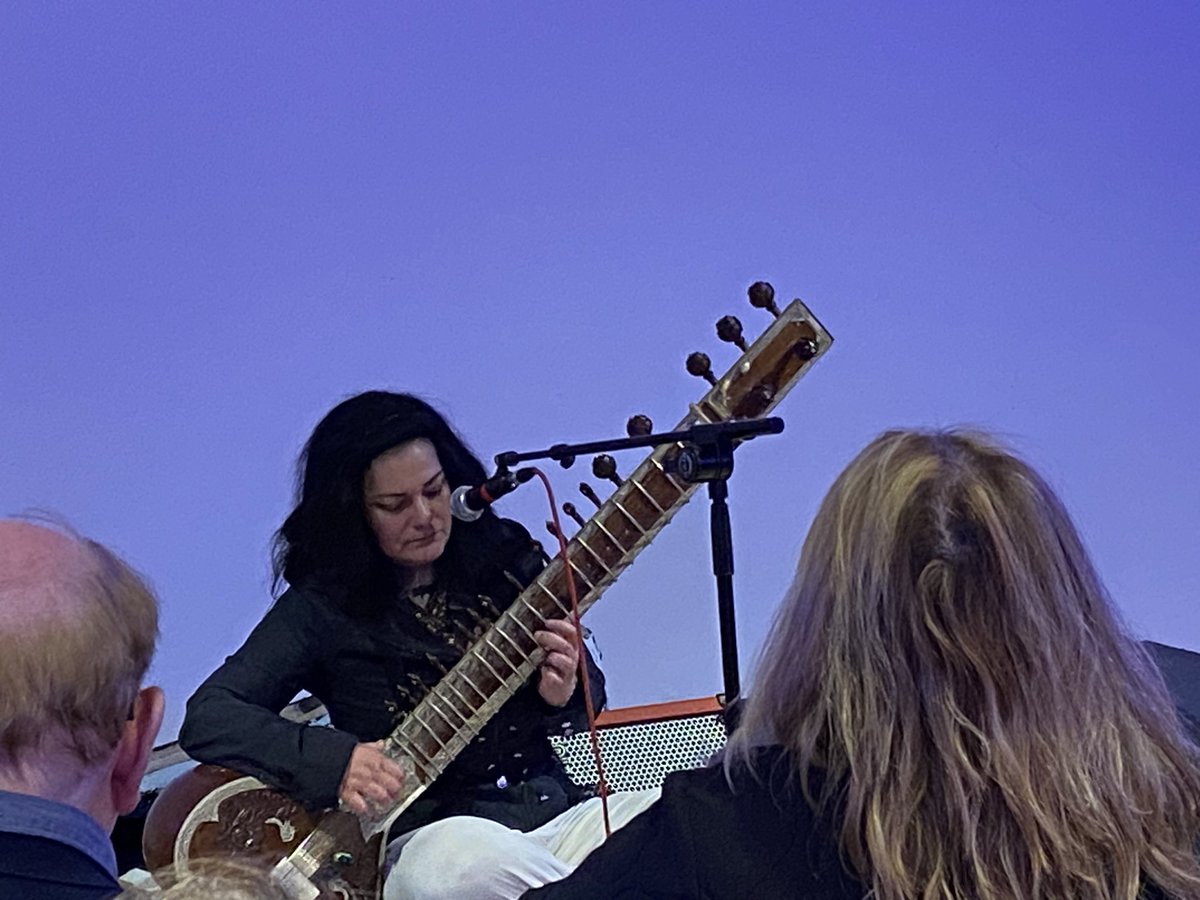 AlanBearmanMus's tweet photo. Fascinating workshop with Sheema. What a beautiful instrument the sitar is. #folkweekend #novoices https://t.co/TJ28aAPiBC