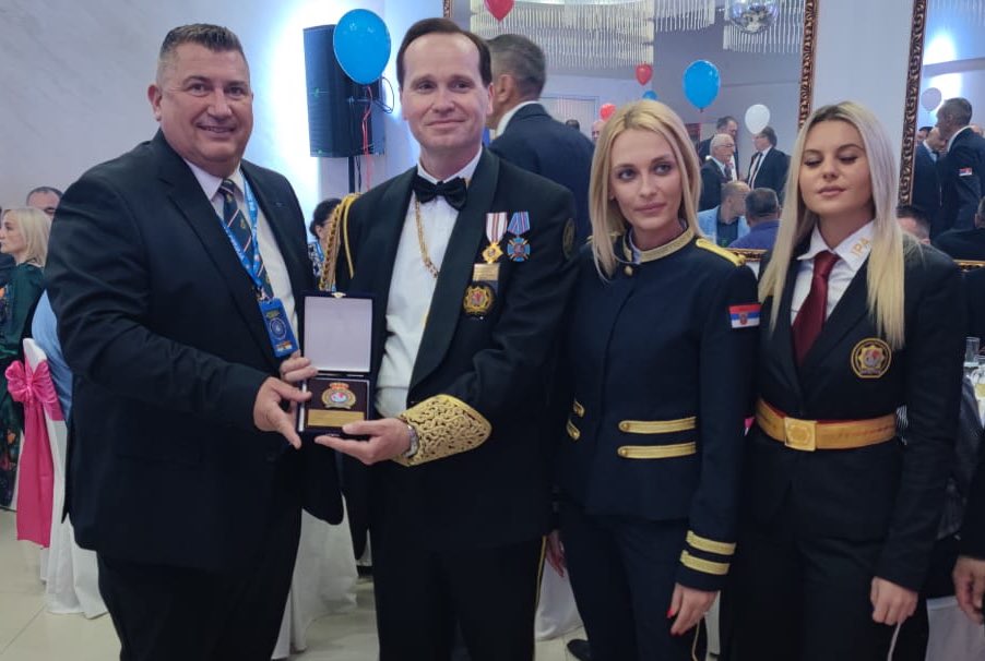 IPA_Monaco's tweet photo. 28e congrès des pays méditerranéens du 20 au 23 avril 2023 à Belgrade (Serbie). Échanges de présents entre Pierre ANGIBAUD, président IPA MONACO et le président IPA SERBIE. #ipa #ipamc #police https://t.co/9OvsuCjEZJ