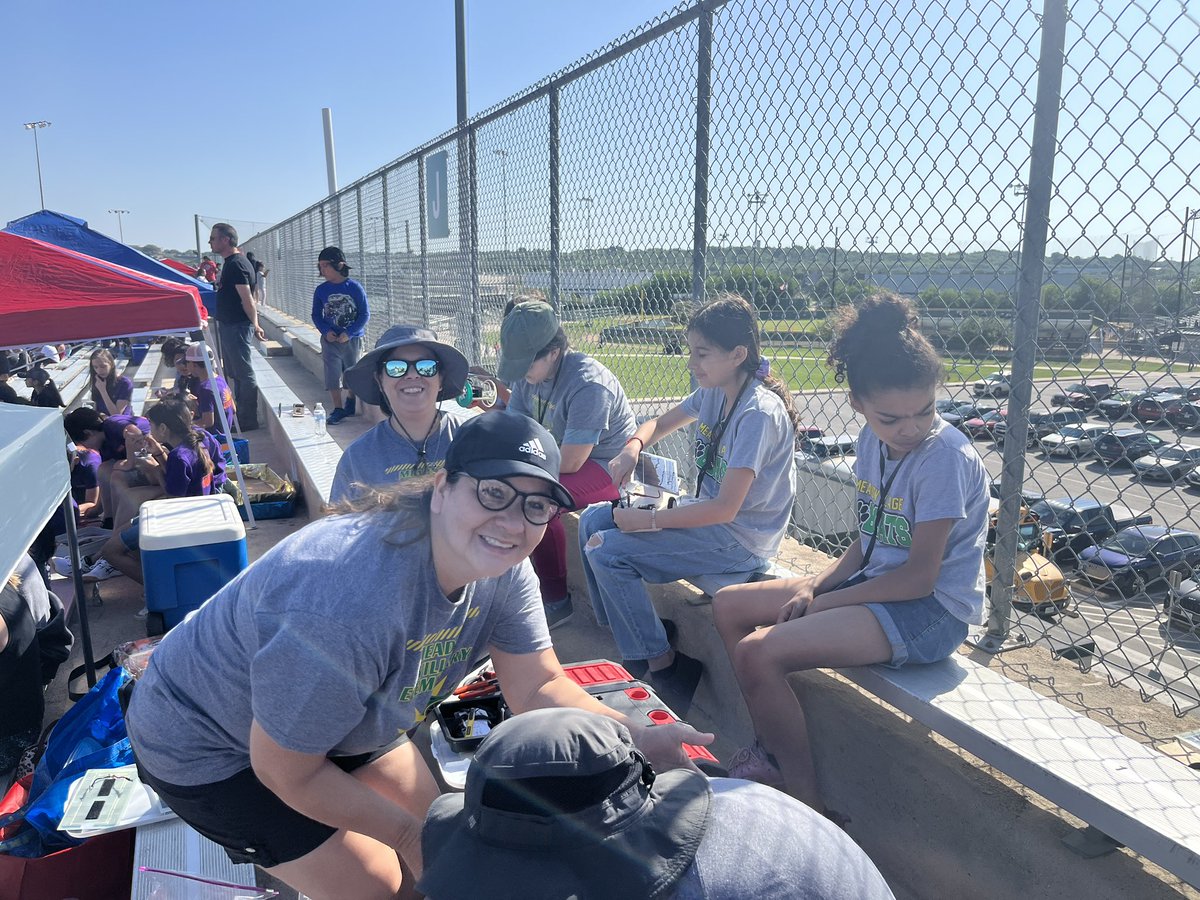 LundquistJess's tweet photo. Super fun morning with Solar Cars! GO BOBCATS! 🐾 Huge shout out to sponsors @MVE_GT and @jamiemenjares! You are amazing! 💚
@c_maldonado_1 #MVEbethelight 💡#MVEIgnited🔥 #ItTakesaVillage 💛@NISDMeadowVill https://t.co/kpC5tSCJRa