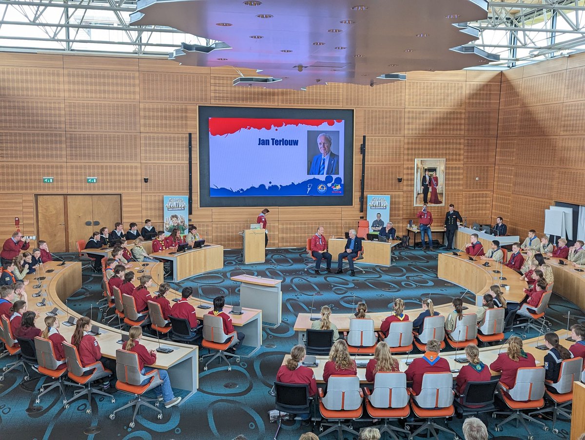 IngridHeijman's tweet photo. Onder de indruk van het verhaal van @JanTerlouw en hoe hij een grote groep jongeren geboeid liet luisteren. De Overijsselse scouts kwamen vandaag naar het provinciehuis voor de laatste voorbereidingen voor hun taak op 4 mei op De Dam. https://t.co/TDglkD7rnI