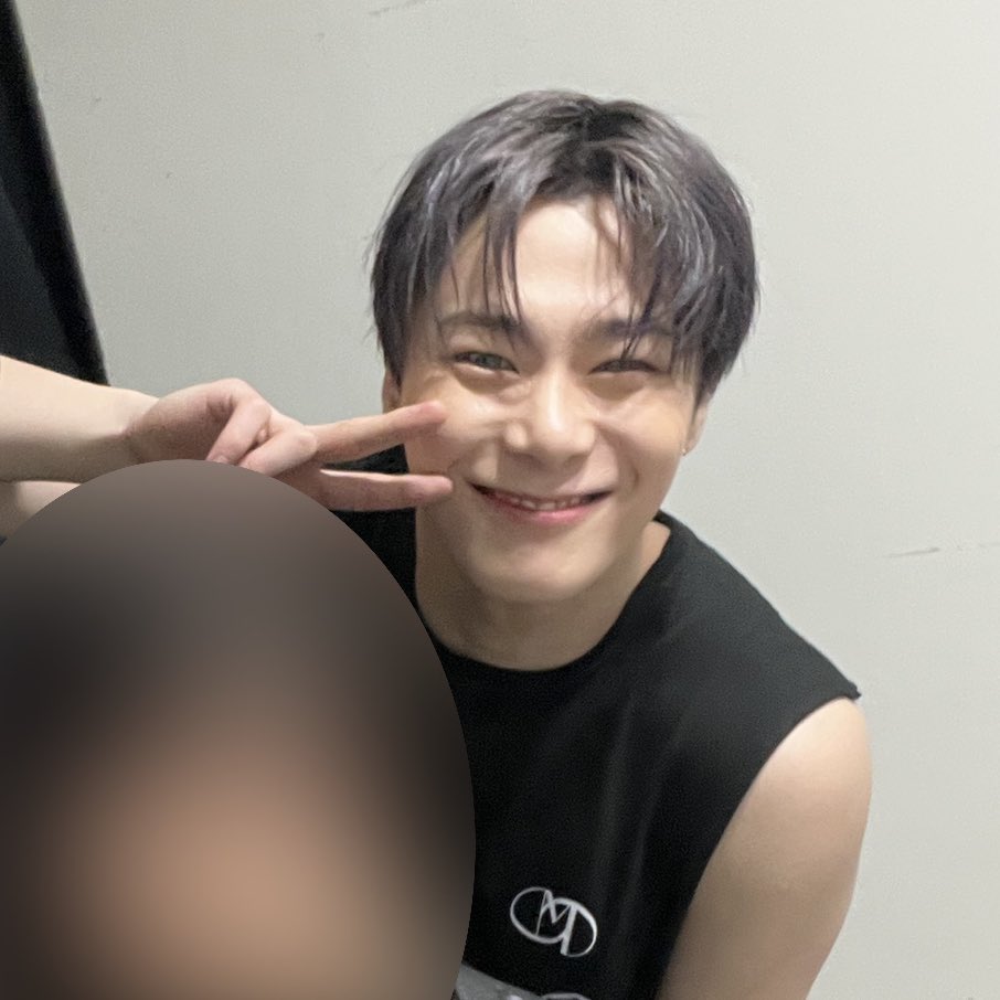 jafill_'s tweet photo. 그리고 오랜 고민끝에.. 감사한 기회로 빈이와 찍었던 사진을 공유합니다.
일부러 아이디를 기제하지 않았으니 가능한 이 공간에서만 사진을 봐주시길 부탁드려요

팬인 제가 안절부절 못하니 엄청 밝게 웃어주던 빈이, 마지막 인사로 “다음에 또 봐요” 라고 말해주던 빈이는 제 기억 속에 남아있고 앞으로도 영원히 남을 거예요

다음에 또 보잔 약속은 많이 늦어질 것 같지만.. 그래도 꼭 지켜줘 빈아!!