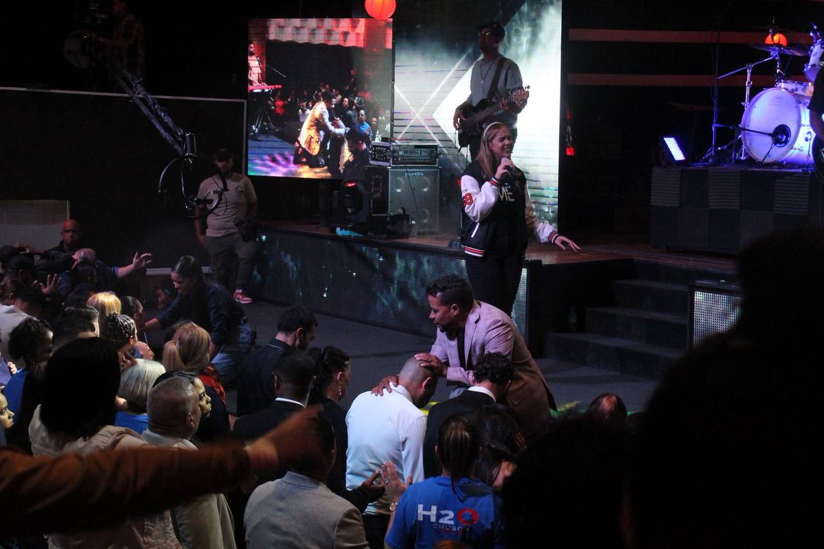 dionnybaez's tweet photo. Una noche extraordinaria junto a @oasisministryofficial donde vivía salvación, milagros, profecía y tantas cosas que el Espíritu Santo hizo que estamos sorprendidos. 

Hoy vamos por más! Ya sabes 6:30pm abrimos puertas. 

4800 Rising Sun Avenue 

No llegues tarde ⏰ 

#elevate https://t.co/jSnD012mzF