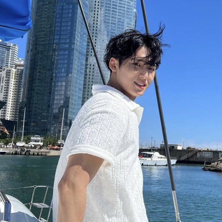 midautumnnights's tweet photo. wish you were a better man | minwon filo au

circumstances drifted paolo and rafael apart, making paolo run away to london.

gusto lang naman niya bumalik saglit sa pinas pero sa di inaasahang pangyayari, nakita siya ni rafael na may dala-dalang bata. sasabihin ba niya ang totoo? https://t.co/DEDVQeTQIu
