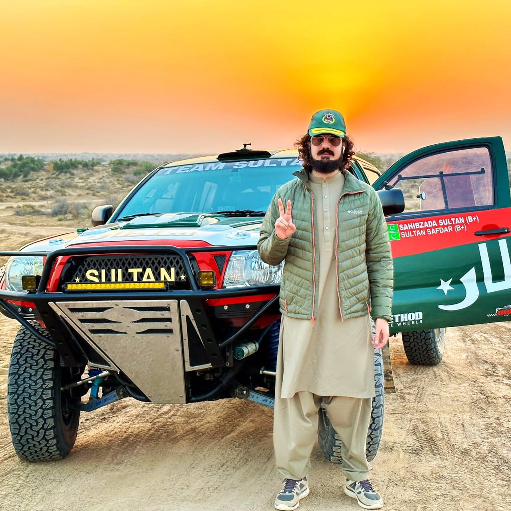 تا دم تو آتشے از گل گشود
تودہ ہای خاک را آدم نمود

#HBDSahibzadaSultan422