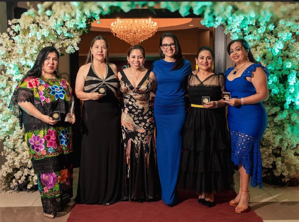 deborahAngulo's tweet image. En la entrega del Galardón Lidera 2023 del @CEmpresarias  en Cd. Obregón Sonora. 
Muy feliz de compartir con tantas mujeres que a lo largo de todo el país construyen mejores condiciones económicas y de desarrollo para sus familias y sus ciudades.