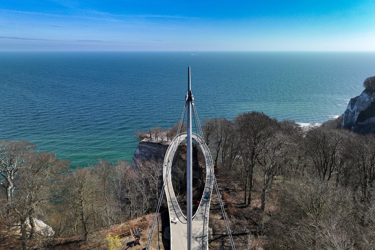 ManuelaSchwesig's tweet photo. 118 Meter schwebend über der Erde, der Blick frei auf die Ostsee, die Kreideküste und die Kliffhangwälder. Der neue Skywalk schützt das sensible Ökosystem und bietet einen sicheren Zugang zum Königsstuhl. Vielen Dank @WWF &amp; weiteren Partnern, die das möglich gemacht haben🙏👍 https://t.co/YP1NRdVRNJ