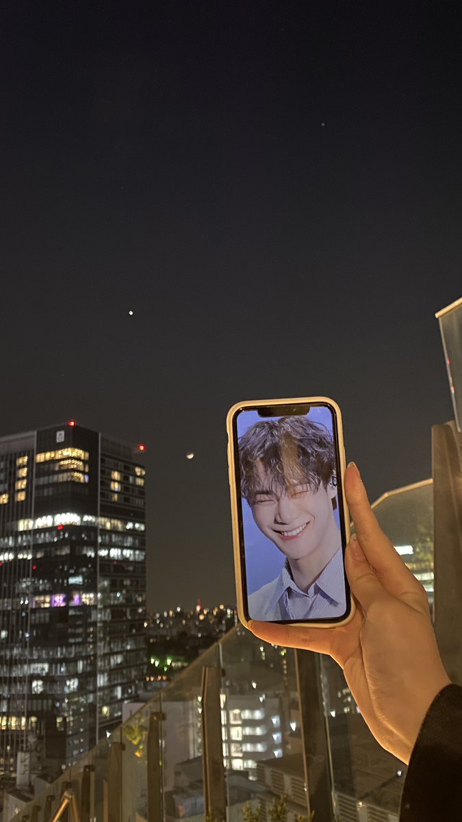 rc02_ky's tweet photo. 空見たら星が1つだけめっっちゃ明るく輝いてたし月もキレイだったーーー！！😭💞✨️
#문빈_가수해줘서_고마워
#MoonBinWeLoveYou https://t.co/9uF32Gehr9