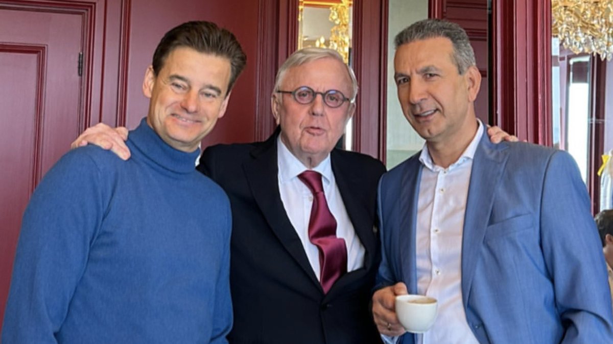 vandaaginside's tweet photo. Wilfred Genee zondag te gast bij Harry Mens in Business Class https://t.co/j1dkR4xrrk #vandaaginside https://t.co/Cfu6WKyAEg