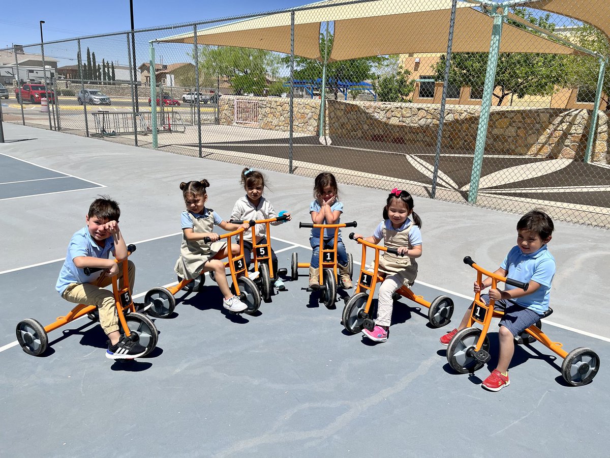 RoseTheriot_IES's tweet photo. What a beautiful morning to ride our tricycles and practice our gross motor skills! ��🏰🧡🚴‍♀️#prek3rocks #TeamSISD https://t.co/LHIRC23LQ5