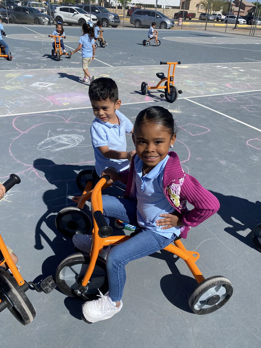 RoseTheriot_IES's tweet photo. What a beautiful morning to ride our tricycles and practice our gross motor skills! ��🏰🧡🚴‍♀️#prek3rocks #TeamSISD https://t.co/LHIRC23LQ5