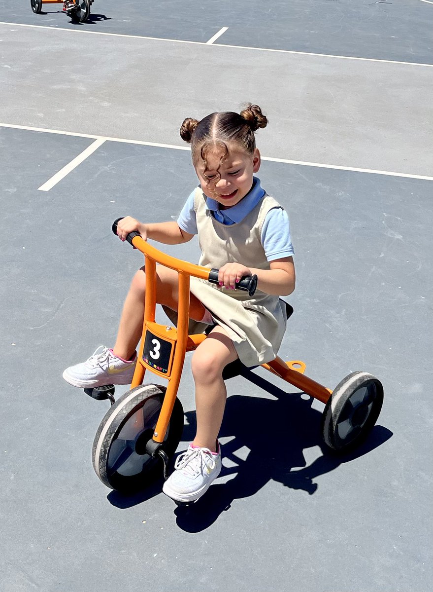 RoseTheriot_IES's tweet photo. What a beautiful morning to ride our tricycles and practice our gross motor skills! ��🏰🧡🚴‍♀️#prek3rocks #TeamSISD https://t.co/LHIRC23LQ5