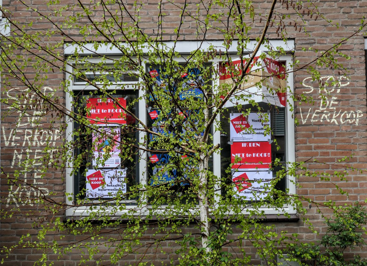 Nhynniaw's tweet photo. Ook woonprotest in Amsterdam vandaag in de stromende regen.  
Ons wekelijks protest tegen de verkoop van sociale huurwoningen.

In Amsterdam ruilen de corporaties onze sociale huurwoningen in voor veel geld.
De Wagenaarsstraat 339 https://t.co/vWu0bf10eQ