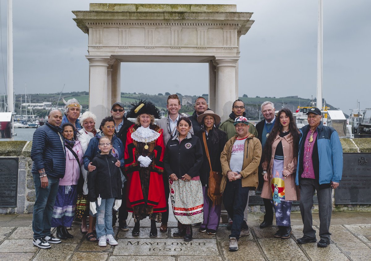 TRPlymouth's tweet image. We are so thrilled that some of the Wampanoag Nation have arrived in Plymouth, where they will tell their story on stage for the first time, tomorrow evening.

Earlier they arrived by boat at the Mayflower Steps, were welcomed by @PlymLordMayor, and proudly displayed their flag.
