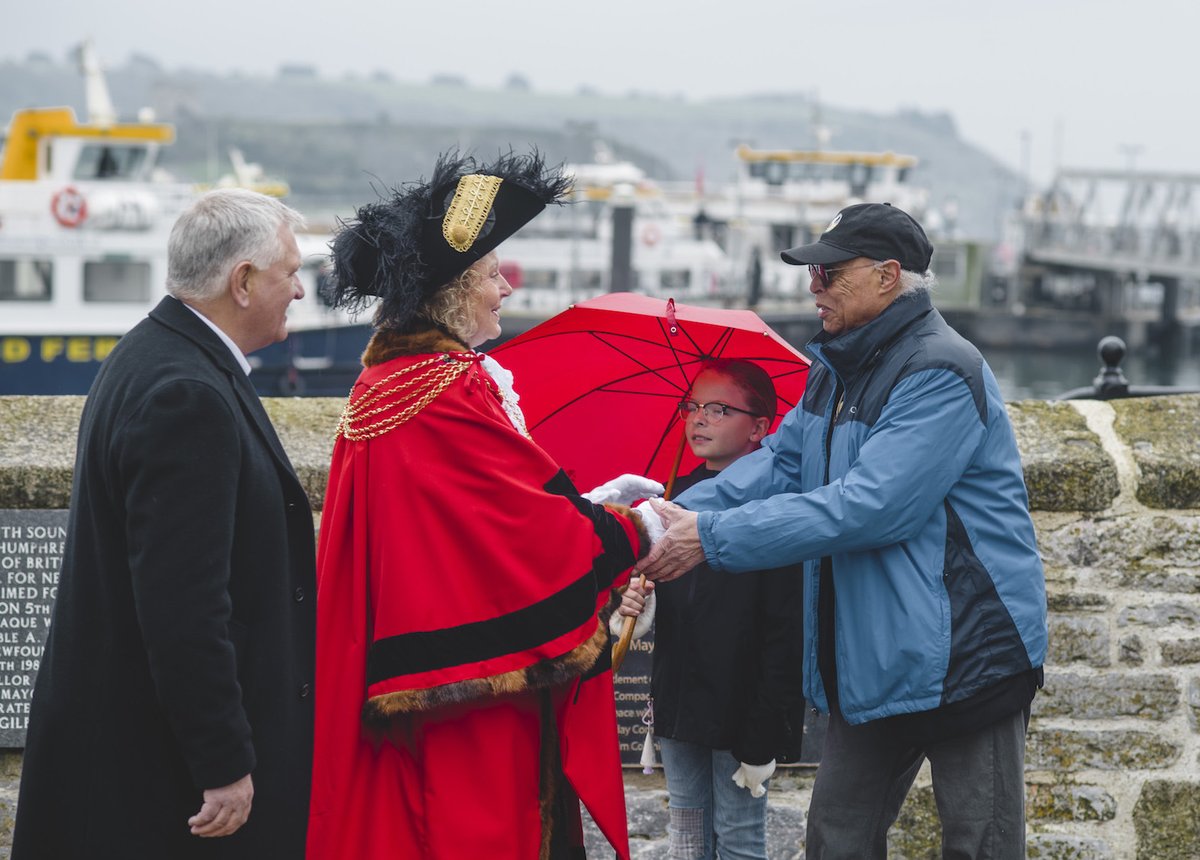 TRPlymouth's tweet image. We are so thrilled that some of the Wampanoag Nation have arrived in Plymouth, where they will tell their story on stage for the first time, tomorrow evening.

Earlier they arrived by boat at the Mayflower Steps, were welcomed by @PlymLordMayor, and proudly displayed their flag.