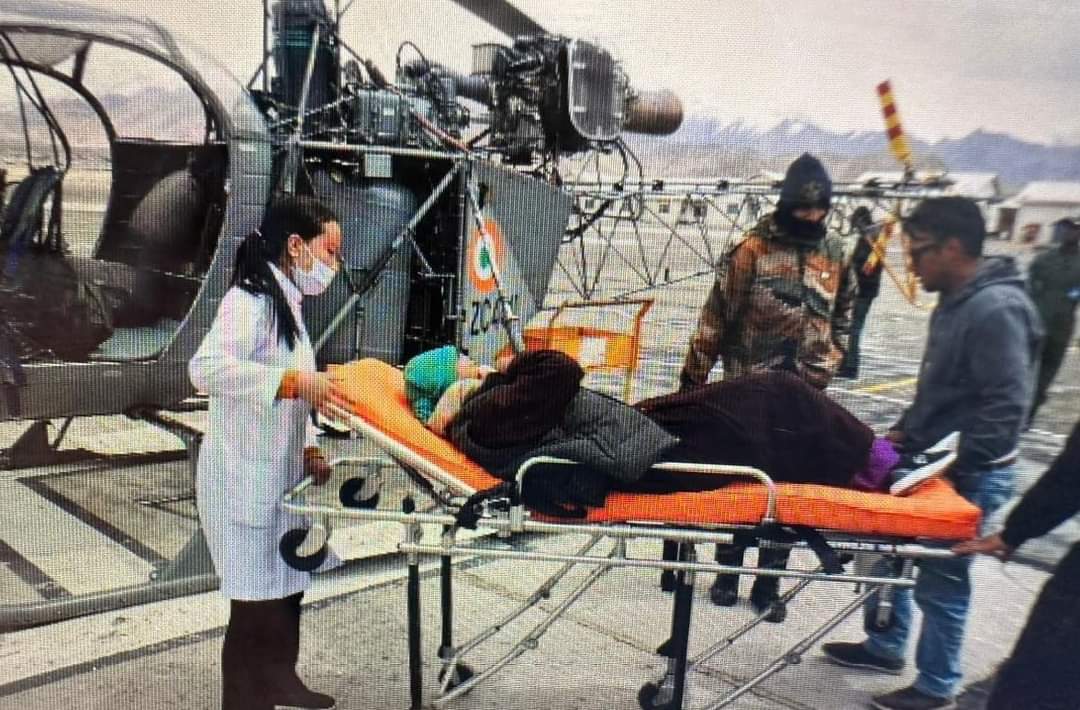 GroundRealityN1's tweet photo. #Ground_Reality_News..
#LADAKH | #IAF helicopter airlifted an elderly woman in a critical medical condition from Shade village in Zanskar Valley to Leh for treatment. https://t.co/RkXa9TCikX