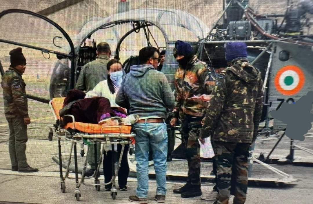 GroundRealityN1's tweet photo. #Ground_Reality_News..
#LADAKH | #IAF helicopter airlifted an elderly woman in a critical medical condition from Shade village in Zanskar Valley to Leh for treatment. https://t.co/RkXa9TCikX