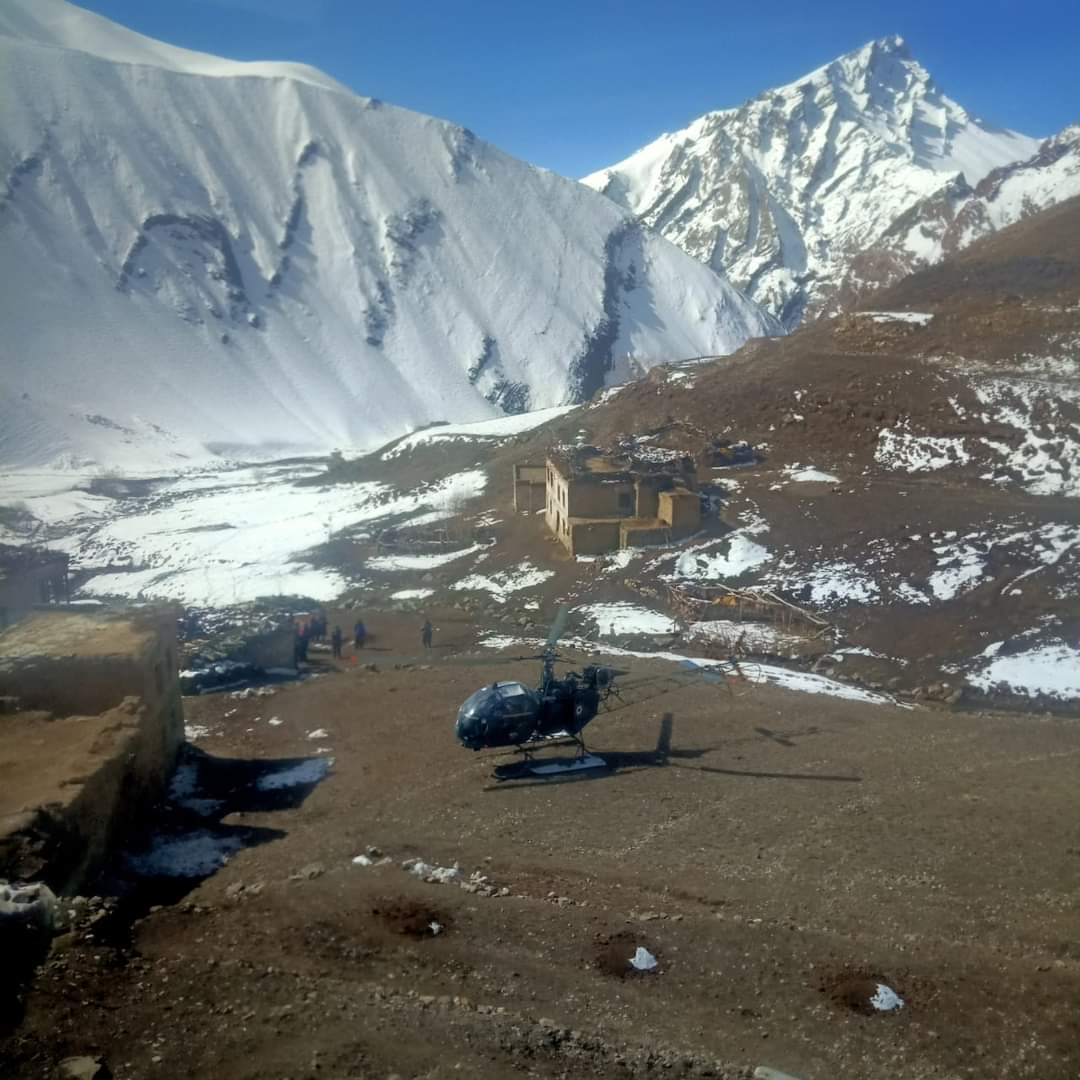 GroundRealityN1's tweet photo. #Ground_Reality_News..
#LADAKH | #IAF helicopter airlifted an elderly woman in a critical medical condition from Shade village in Zanskar Valley to Leh for treatment. https://t.co/RkXa9TCikX