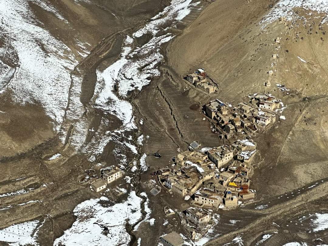 GroundRealityN1's tweet photo. #Ground_Reality_News..
#LADAKH | #IAF helicopter airlifted an elderly woman in a critical medical condition from Shade village in Zanskar Valley to Leh for treatment. https://t.co/RkXa9TCikX