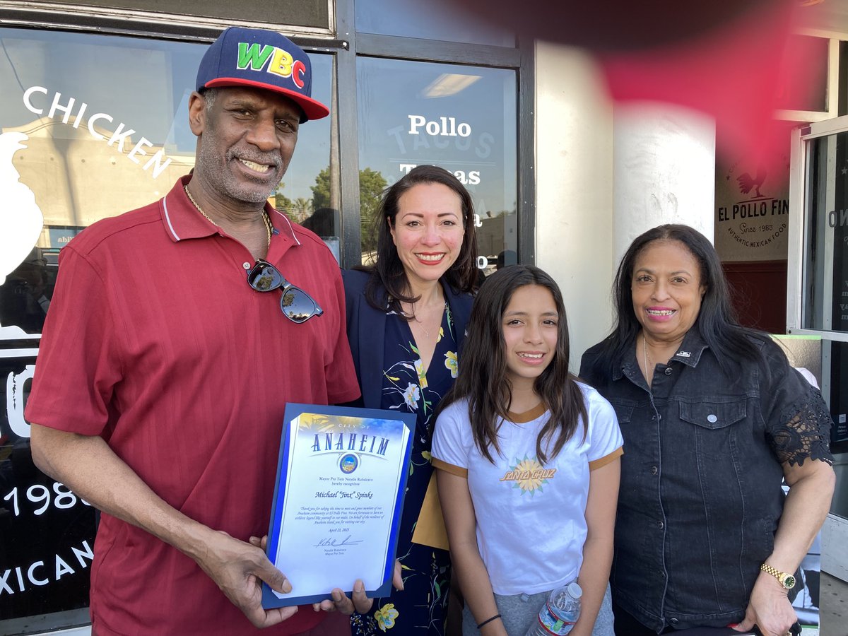 banananosekid's tweet photo. About Last Night! The Mayor Pro Tem of ⁦@City_of_Anaheim⁩ California Natalie Rubalcava &amp; her daughter presenting a proclamation to ⁦@MikeSpinksjinx⁩ thanking him for doing a Meet &amp; Greet in her city! #NBHOF Weekend! https://t.co/4VZSN1LNwG