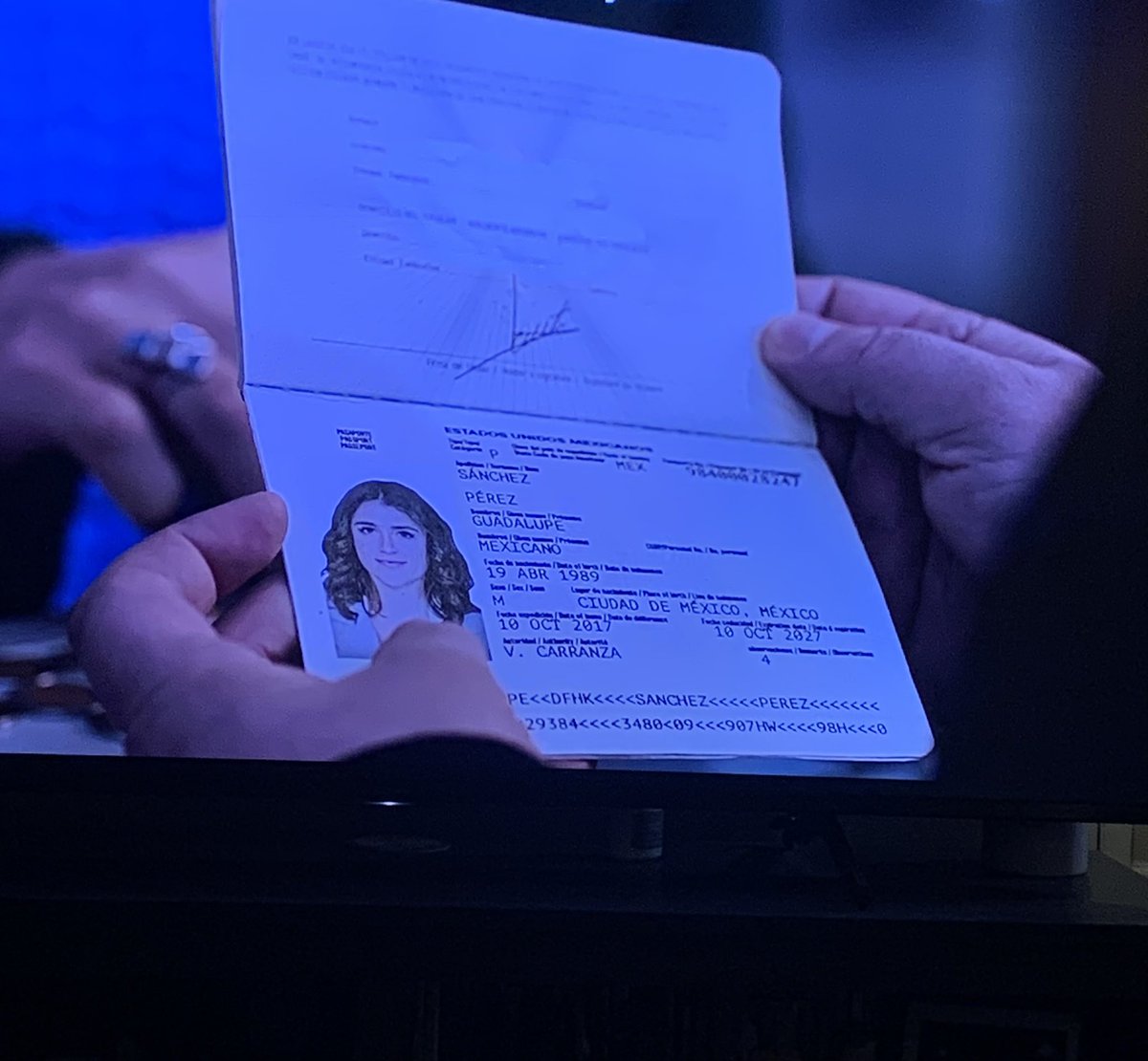 ADISDIX's tweet photo. Le iba creyendo toda la trama a la película hasta que vi la observación 4 en el pasaporte https://t.co/L3flQcWohA