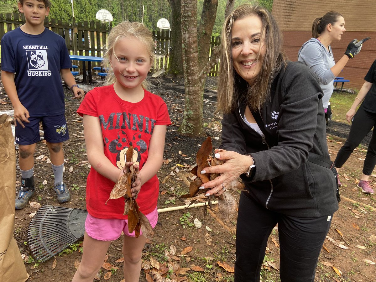 SHEASLab's tweet photo. Summit Hill Elementary Ss learn early about the importance of loving and taking care of our earth during the #EarthDay2023 event. @lorriebearden @summithillpto https://t.co/UUxKgZeSfh