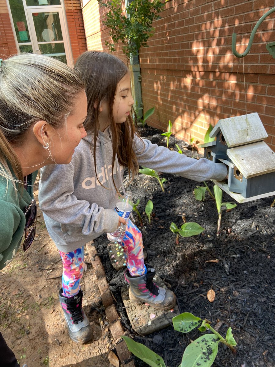 SHEASLab's tweet photo. Summit Hill Elementary Ss learn early about the importance of loving and taking care of our earth during the #EarthDay2023 event. @lorriebearden @summithillpto https://t.co/UUxKgZeSfh