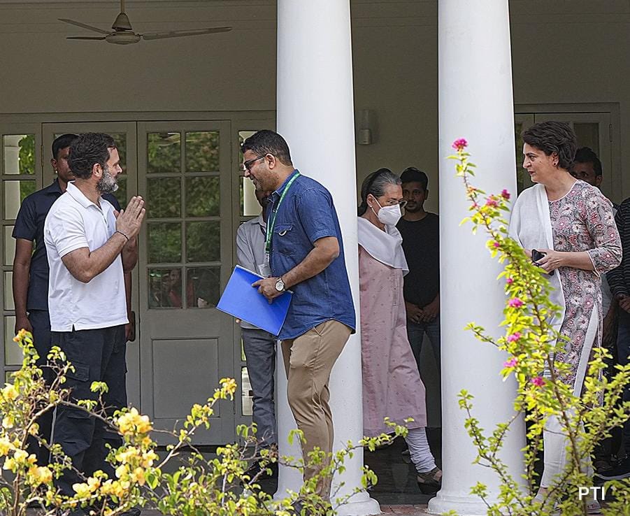 Rahul Gandhi ji while vacating the house and giving the keys. Along with Smt. Sonia Gandhi Ji and Priyanka Gandhi Ji were also present.
#MeraGharAapkaGhar