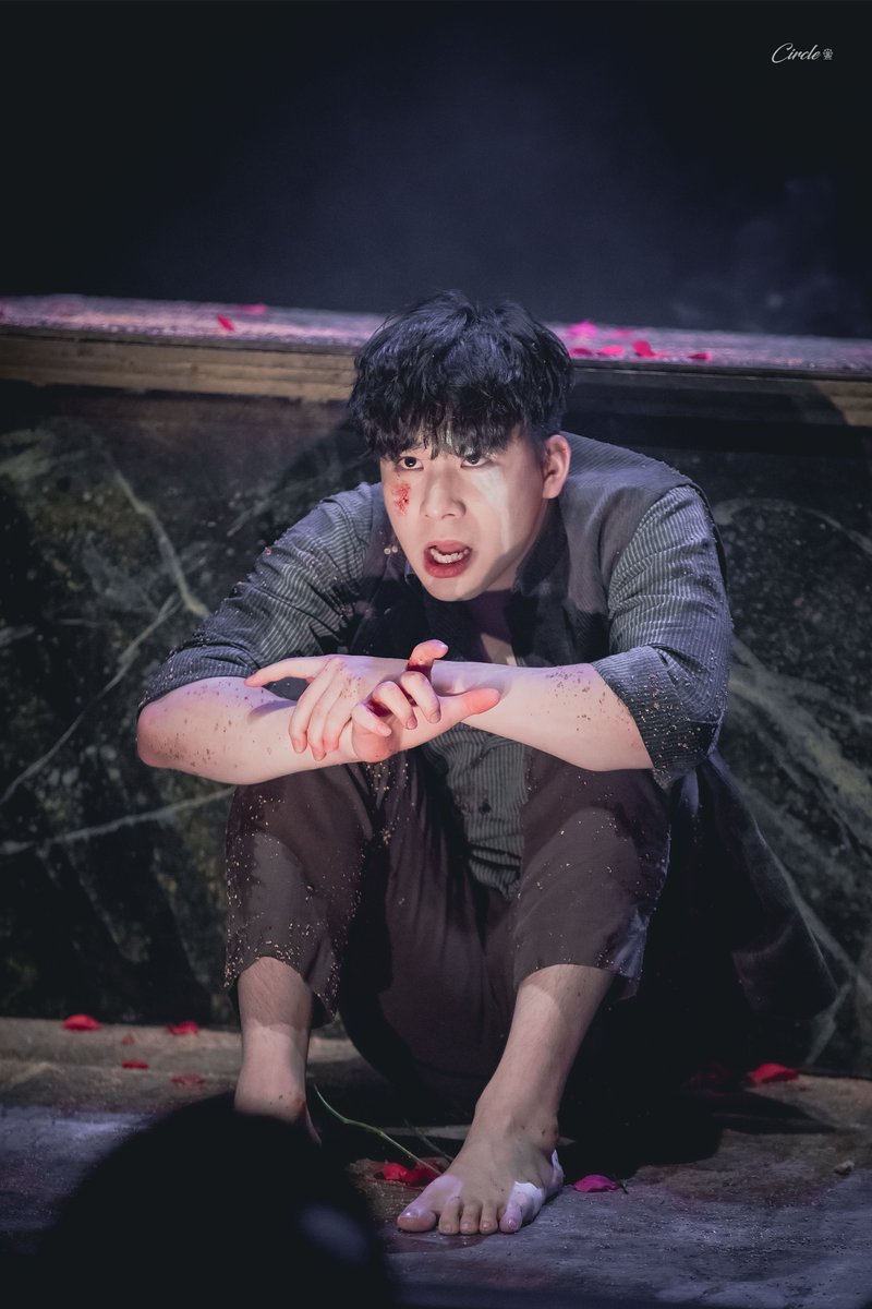 Circle__ym's tweet photo. 230422 밤공 브라더스 까라마조프 

스페셜 커튼콜
<발작> 

스메르 役 ㅣ #이준우 배우님 https://t.co/EckfRRVkgK