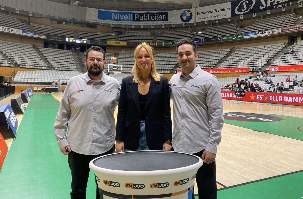 esportsenxarxa's tweet photo. L'equip del bàsquet🏀 a l’#EnJocTV d'avui!
🎙 Narra @xavifer_XF
📋 Analista @turriion, jugadora del @FemSantAdria
🚶 Amb @albertwar19, @Esports_bdncom, a peu de pista

🔴 Vivim el play-off d'ascens a la #LFEndesa, @Penya1930 🆚 @basquetpaterna, en DIRECTE a 📺💻📱📡 @laxarxames! https://t.co/2wmzJTs7FO