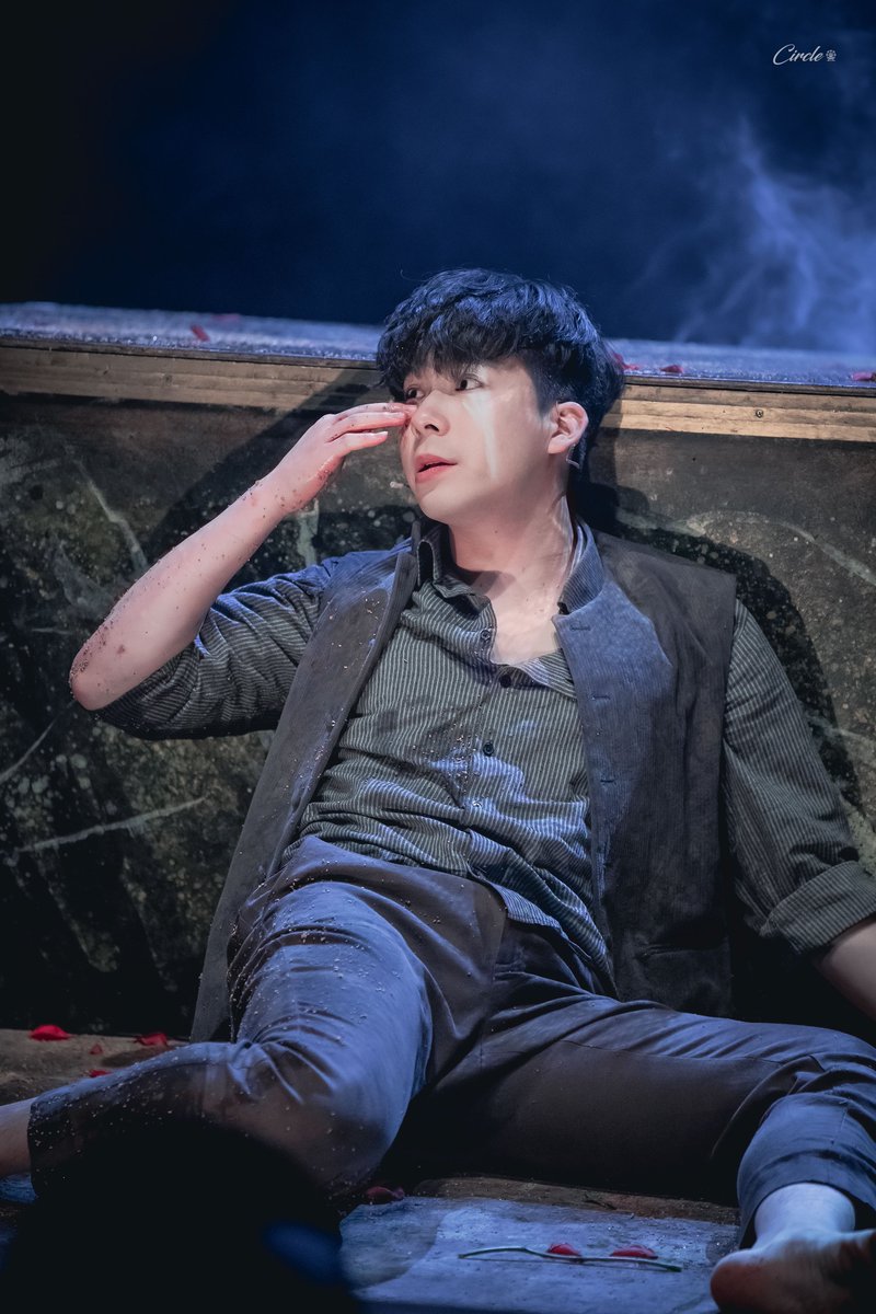 Circle__ym's tweet photo. 230422 밤공 브라더스 까라마조프 

스페셜 커튼콜
<발작> 

스메르 役 ��� #이준우 배우님

‘ 왜 내가 눈물을 흘렸을까 ’ https://t.co/3rsXtIjqDN