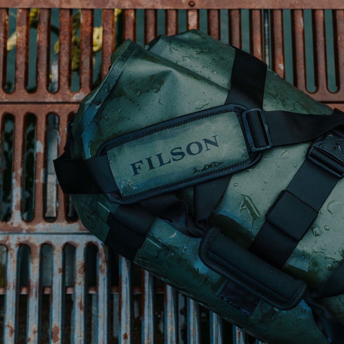 jupiterandmain's tweet photo. The Filson Dry Duffle combines 100% waterproof protection with straight-forward design simplicity. The rolled top, when cinched with the side-buckle straps, prevents all water entry, so your load stays dry. https://t.co/a28IWH35L0