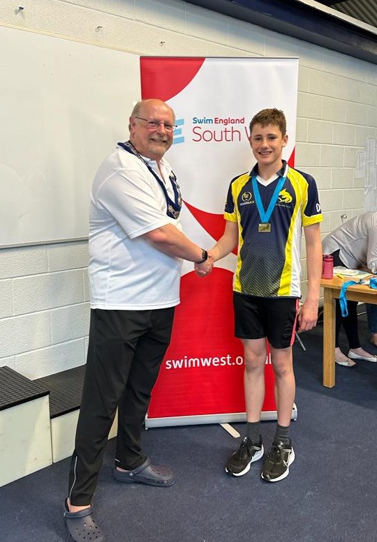 Tigersharks_ASC's tweet photo. Dominik Bartoletti 🔥
Regional Champion 400IM
Age Group 13 🥇 5.20.56
#tigersharksasc #400IM #regionalchampion #southwestswimming https://t.co/l68g17Jy8M