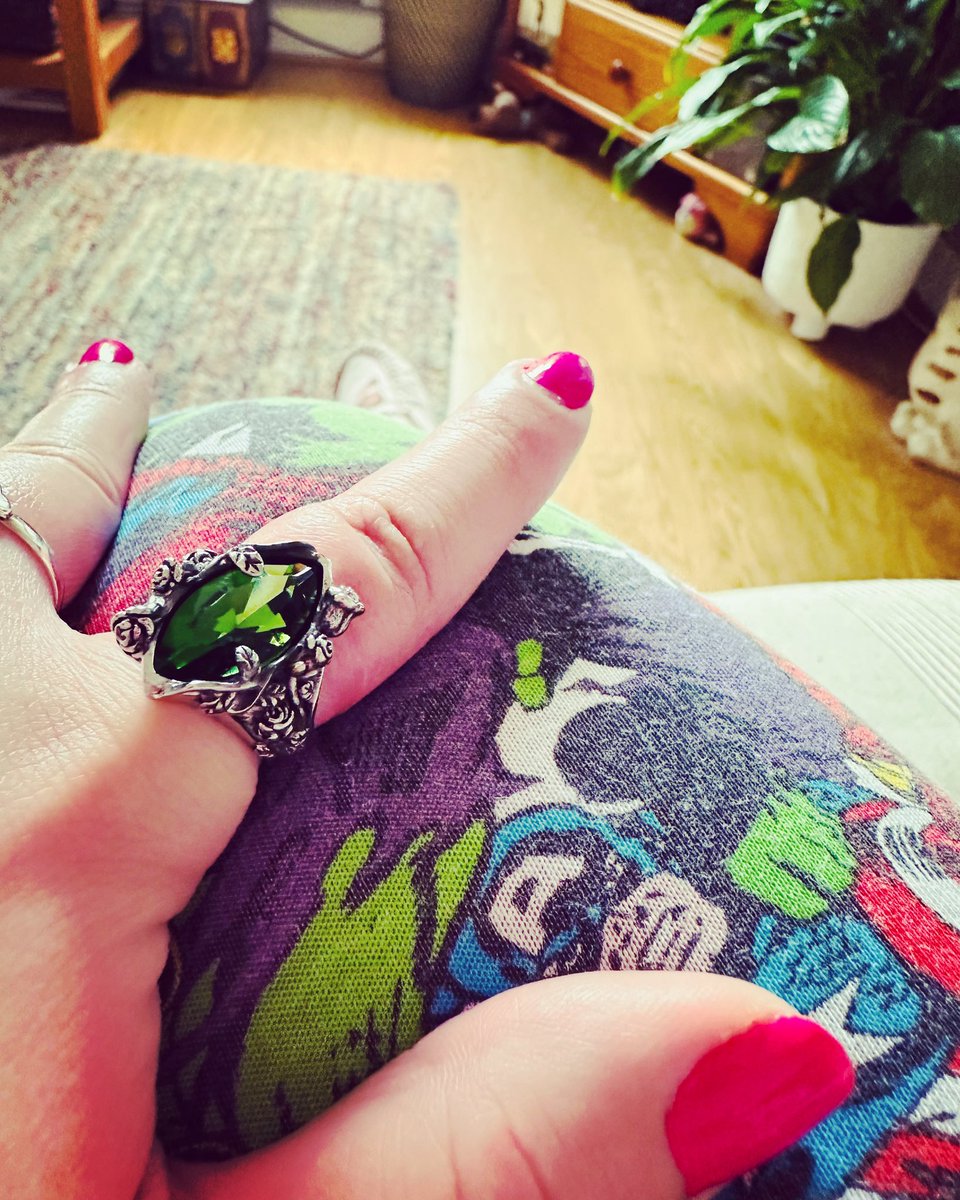 Boppity_Boo34's tweet image. New ring finally arrived #sparkle #swarovskicrystal 💍💚✨