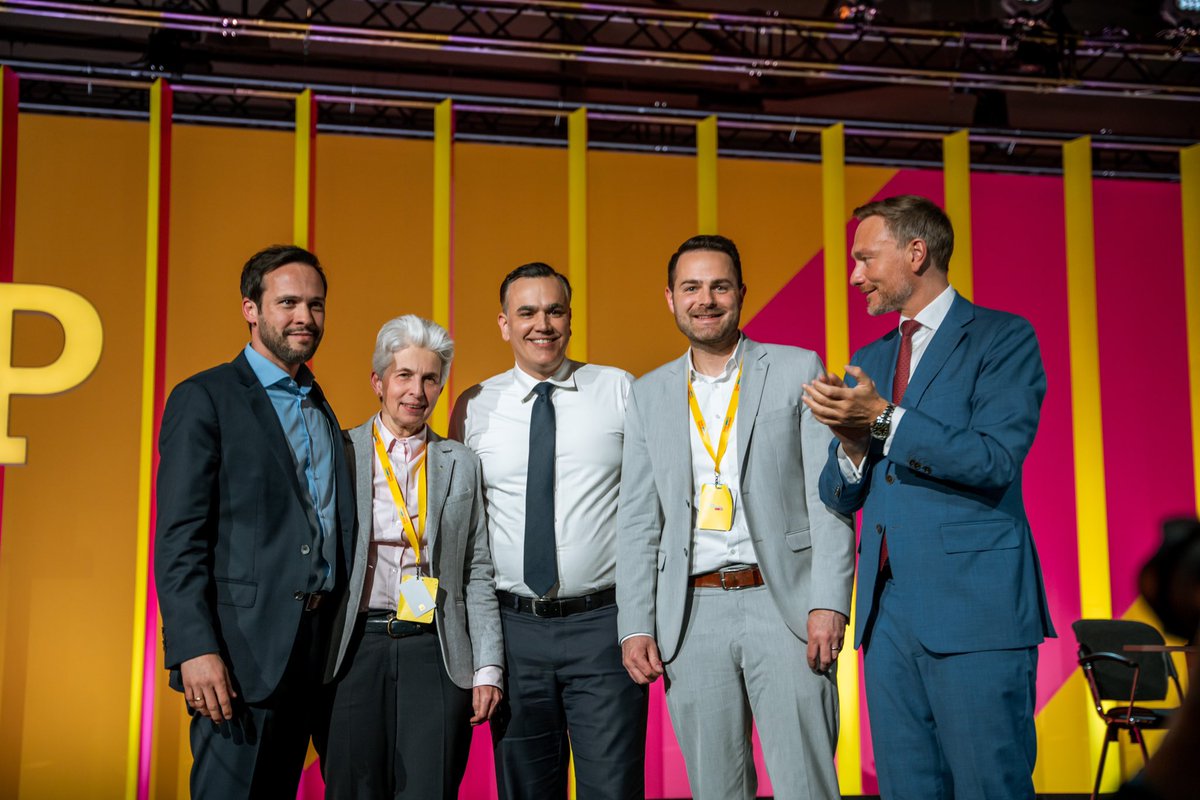 Ein starkes Team für Bremen, Bayern, Hessen und Europa. 💪 Ich freue mich auf den Endspurt mit <a href="/SchaeckThore/">Thore.Schaeck</a> und die anstehenden Wahlkämpfe mit <a href="/_MartinHagen/">Martin Hagen</a>, <a href="/stefan_naas_fdp/">Dr. Stefan Naas</a> und <a href="/MAStrackZi/">Marie-Agnes Strack-Zimmermann</a>! CL #bpt23 #MachenWasWichtigWird