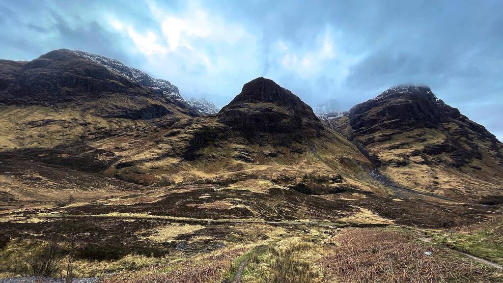 ElfexH's tweet photo. 🏔️ full view of Aonach Dubh, Beinn Fhada and Gearr Aonach; also known as the Three Sisters of Glencoe. 
Bidean Nam Bian is the highest mountain in Argyll county and collectively covers the range of mountains that lie south of Glencoe. 
Oh what I'd give t… https://t.co/kTAaQoDxtG https://t.co/qBQF3lmnmz