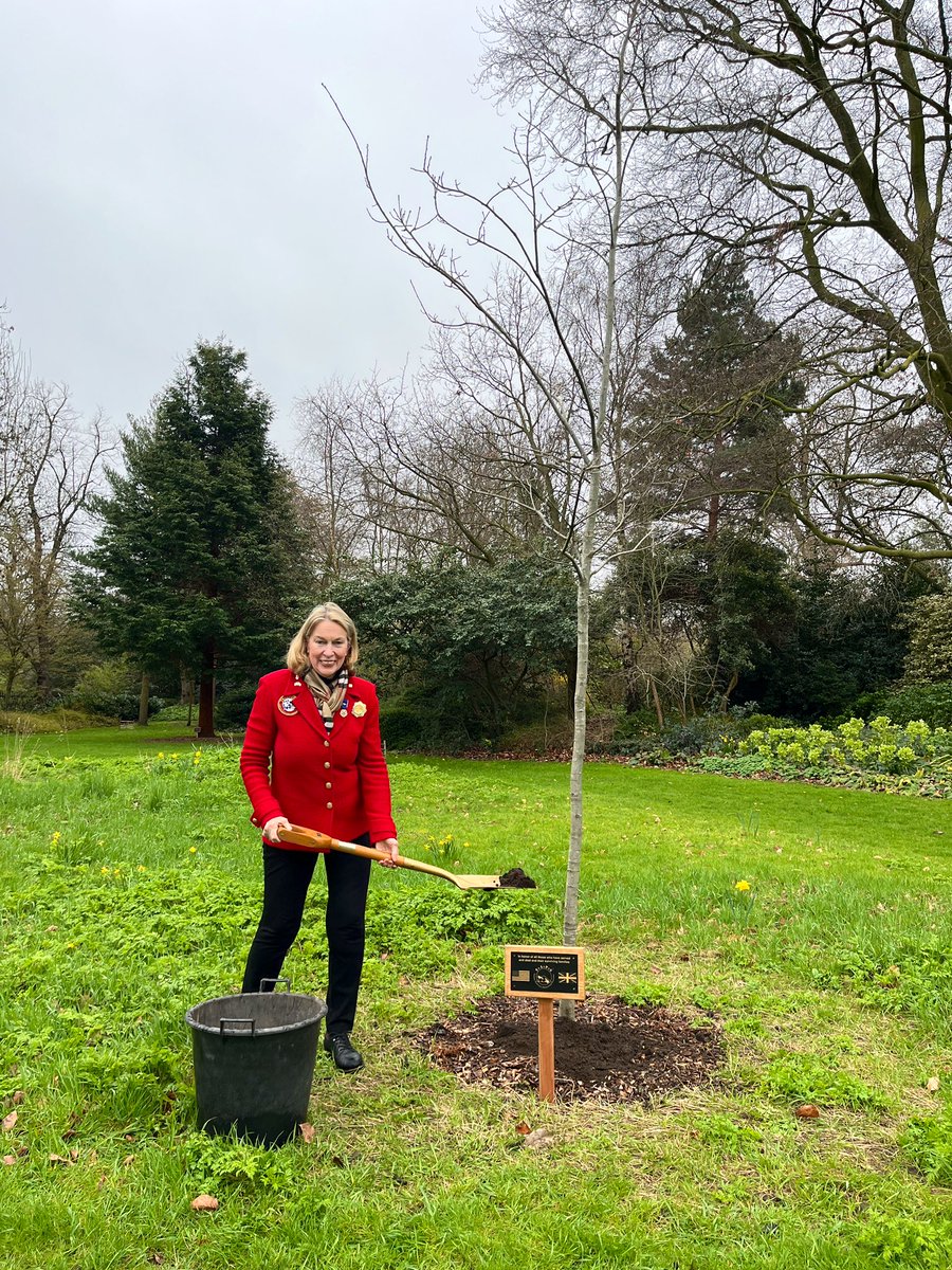 In March, @TAPSorg Founder & President Bonnie Carroll, and TAPS VP of Sports & Entertainment Diana Hosford planted a tree at Winfield House, the home of the US Ambassador in London. The tree honors all those who have served and died and their surviving families #EarthDay🌳 🇺🇸🇬🇧