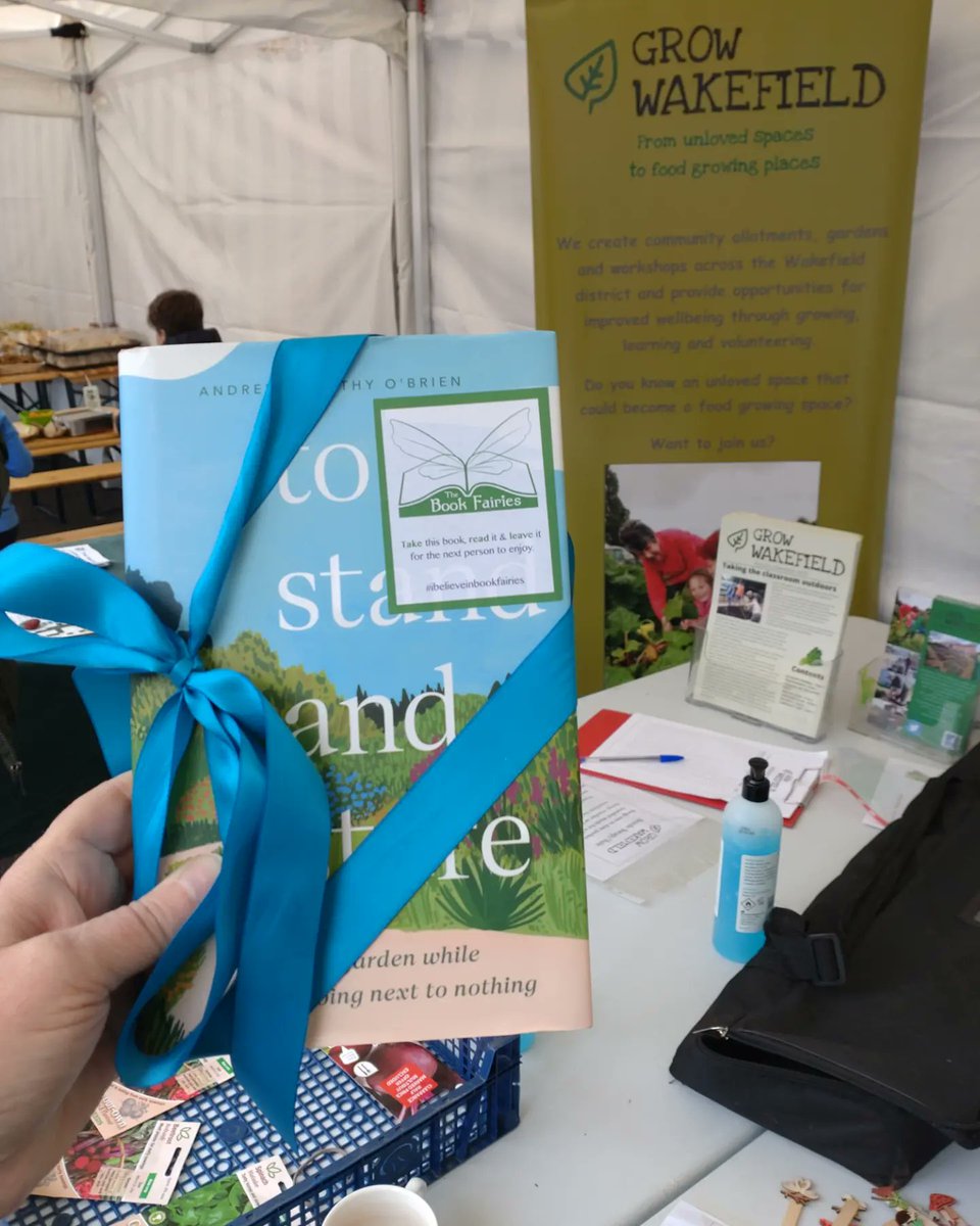_AnnaBlight's tweet photo. The Book Fairies celebrated #EarthDay by travelling by bus, then leaving a copy of To Stand and Stare by @AndrewTimothyOB at the @GrowWakefield stand at Greener Westgate in #Wakefield
#IBelieveInBookFairies https://t.co/wjKn4TRnfJ